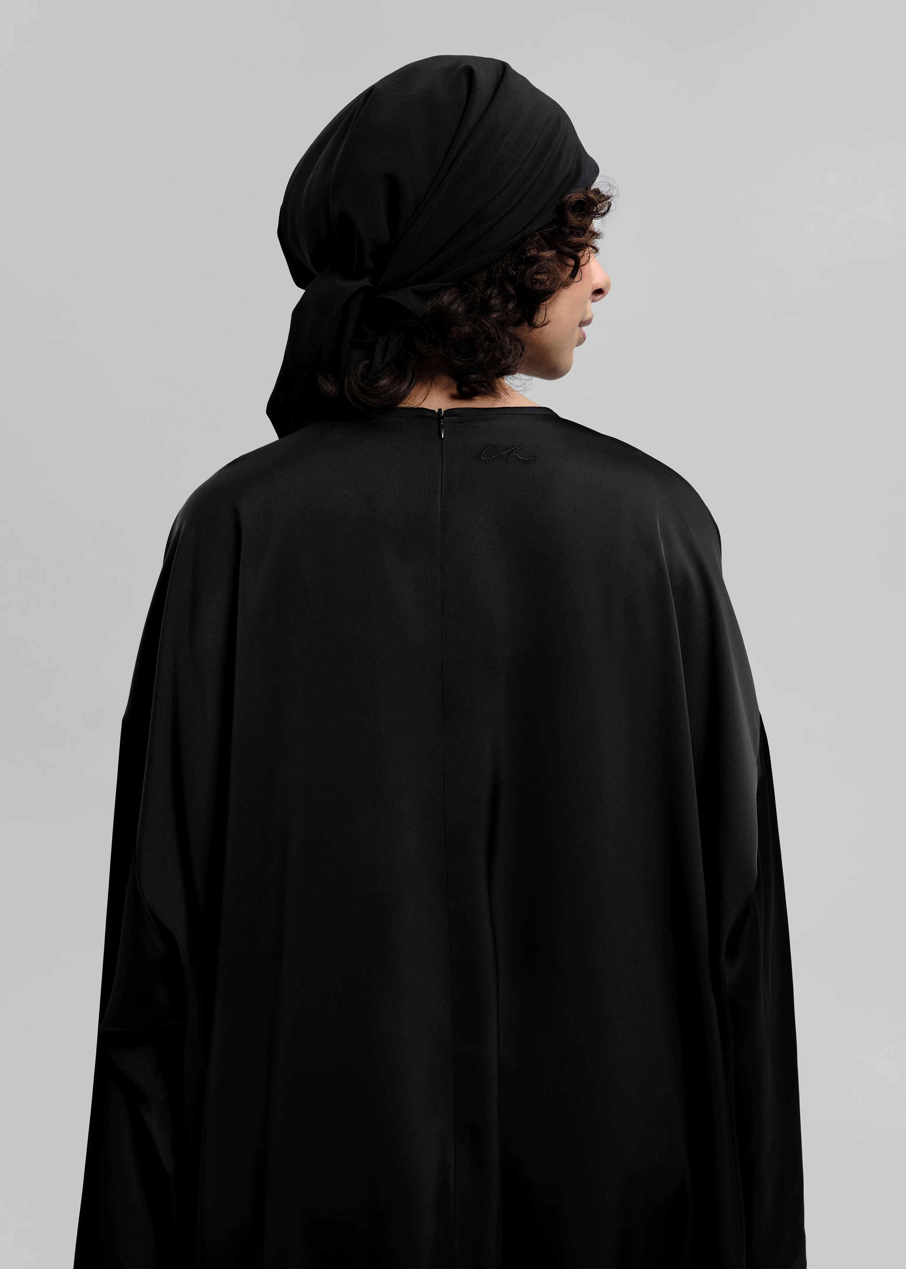 La Robe Satin Noir - Image 4